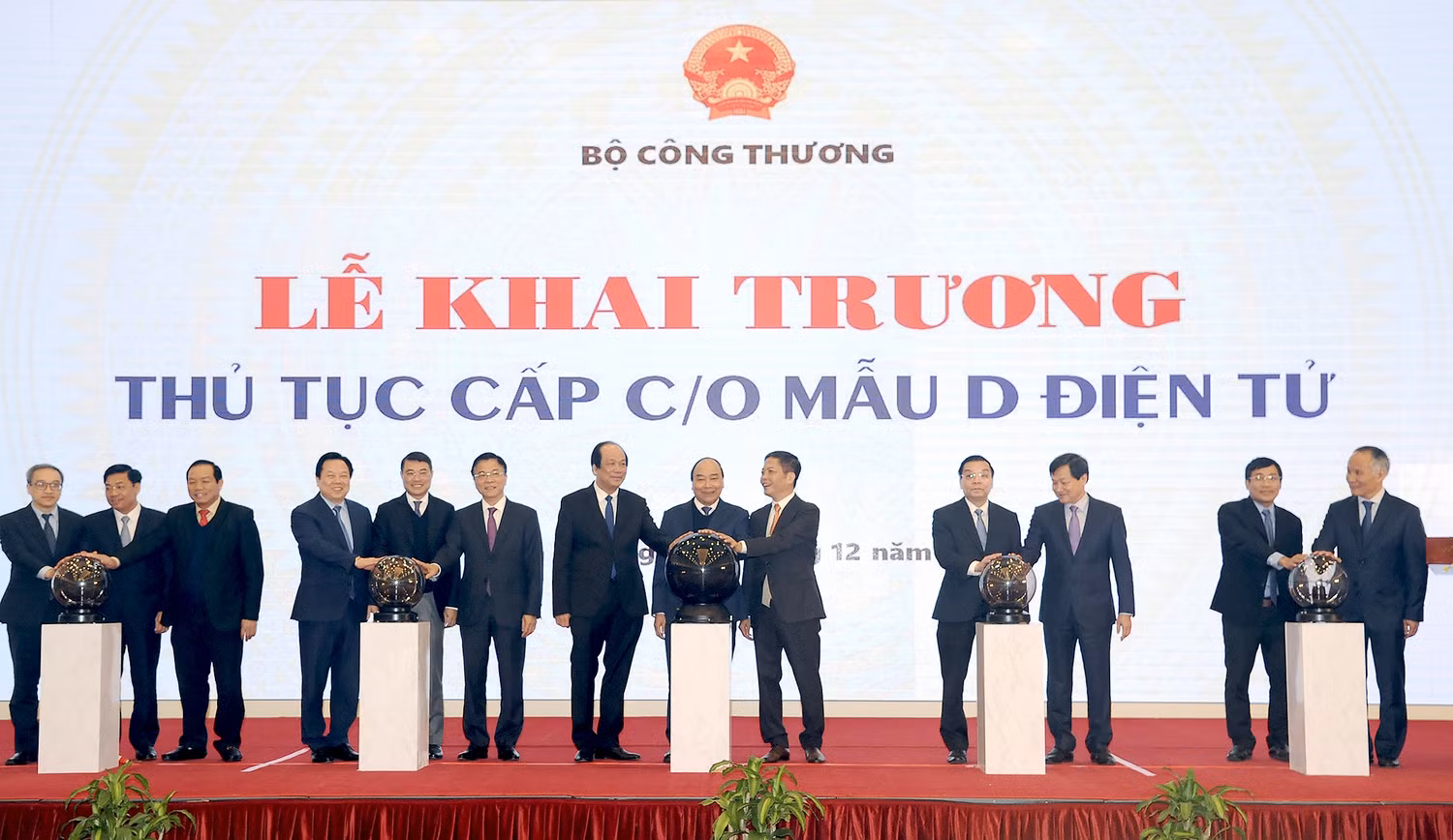 Thủ tướng thực hiện nghi thức khai trương thủ tục cấp C/O mẫu D điện tử. Ảnh: VGP Thủ tướng thực hiện nghi thức khai trương thủ tục cấp C/O mẫu D điện tử. Ảnh: VGP
