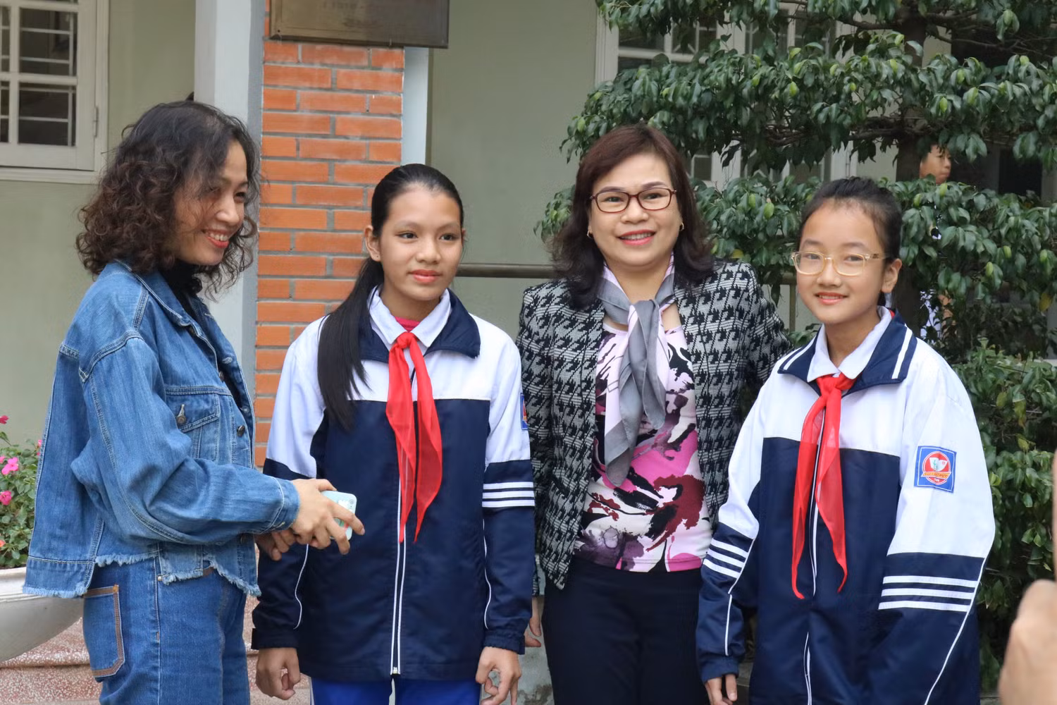 Em Trần Thị Minh Thư và Đỗ Hồng Ngọc cùng các cô giáo của trường. Ảnh: Đỗ Thơm Em Trần Thị Minh Thư và Đỗ Hồng Ngọc cùng các cô giáo của trường. Ảnh: Đỗ Thơm
