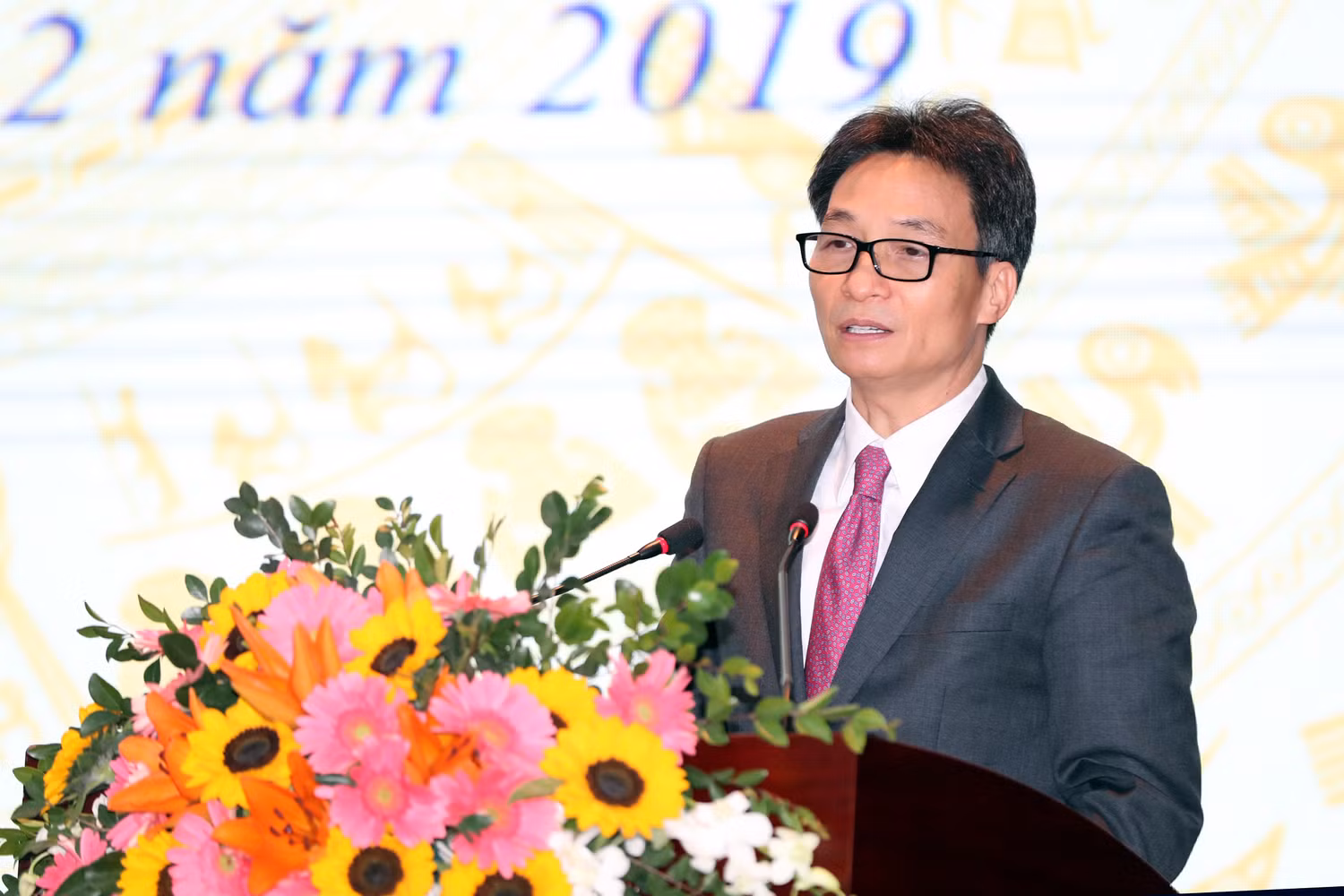Cán bộ phải làm gương, người lớn làm gương cho con trẻ