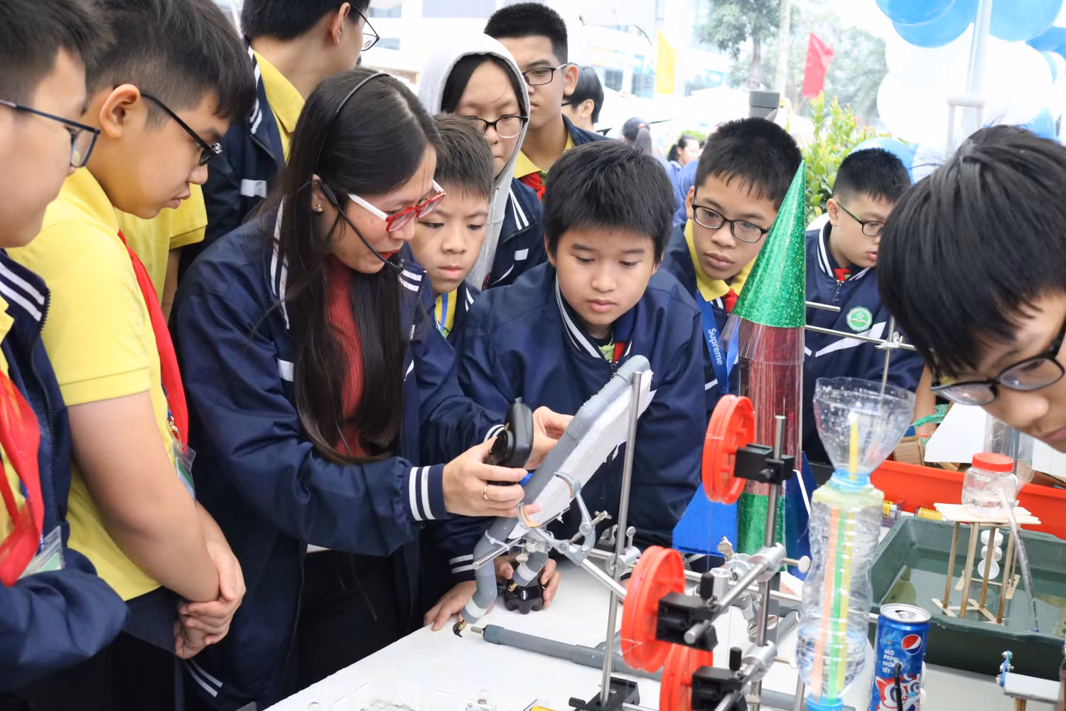 Các học sinh khám phá lĩnh vực vũ trụ dưới sự hướng dẫn của cô Trần Minh Hằng. Ảnh: Đỗ Thơm Các học sinh khám phá lĩnh vực vũ trụ dưới sự hướng dẫn của cô Trần Minh Hằng. Ảnh: Đỗ Thơm