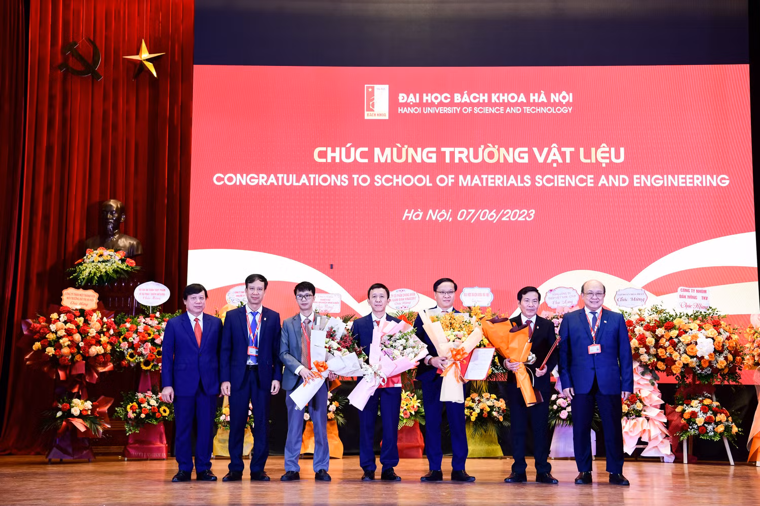 Ra mắt tập thể lãnh đạo Trường Vật liệu, Đại học Bách khoa Hà Nội nhận hoa chúc mừng. Ảnh: Doãn Nhàn