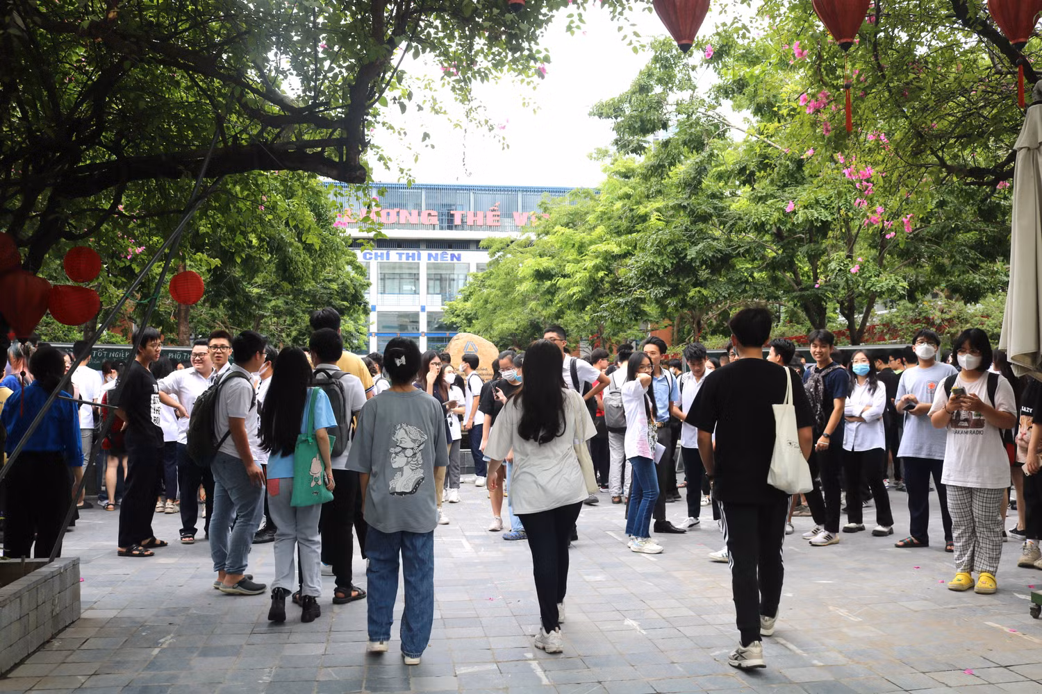 Thí sinh tại điểm thi Trường Trung học cơ sở và Trung học phổ thông Lương Thế Vinh (Cầu Giấy, Hà Nội). Ảnh: Doãn Nhàn Thí sinh tại điểm thi Trường Trung học cơ sở và Trung học phổ thông Lương Thế Vinh (Cầu Giấy, Hà Nội). Ảnh: Doãn Nhàn