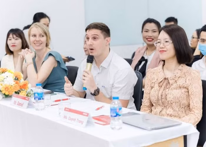 Cô Nguyễn Quỳnh Trang (ngồi ngoài cùng bên phải). Ảnh: NVCC Cô Nguyễn Quỳnh Trang (ngồi ngoài cùng bên phải). Ảnh: NVCC
