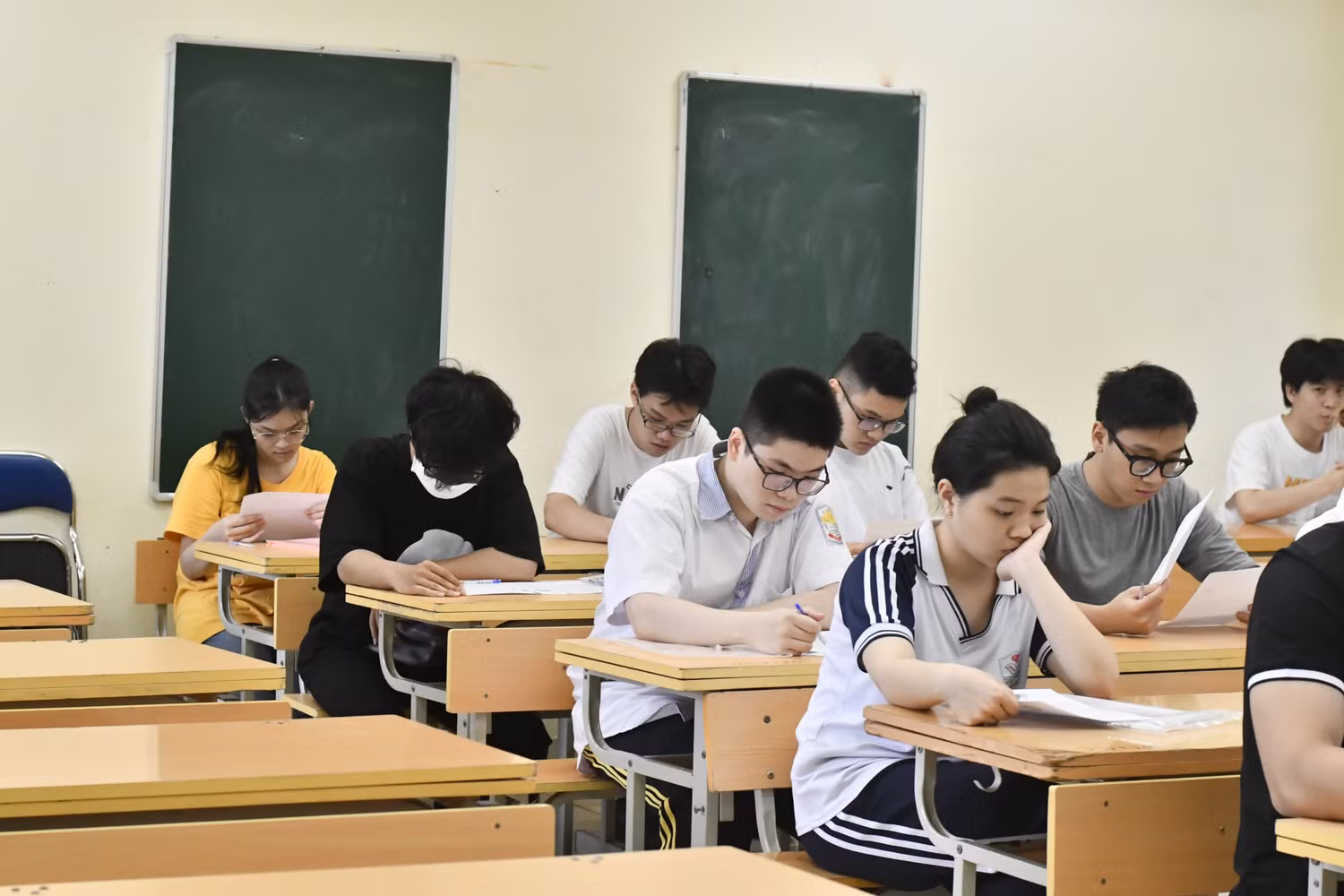 Thí sinh làm thủ tục dự thi tại điểm thi Trường Trung học phổ thông Phan Huy Chú. Ảnh: Ngọc Mai Thí sinh làm thủ tục dự thi tại điểm thi Trường Trung học phổ thông Phan Huy Chú. Ảnh: Ngọc Mai
