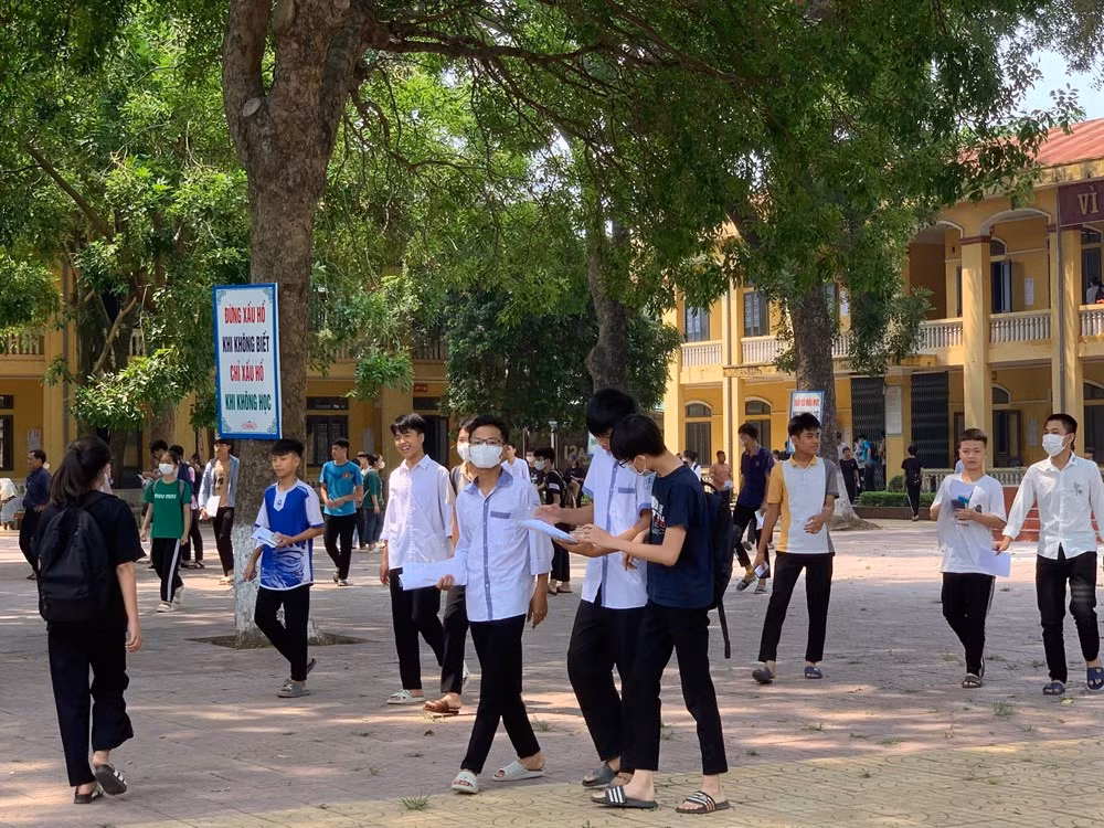 Học sinh Vĩnh Phúc tham dự kỳ thi vào 10, năm học 2023-2024, điểm thi Trường Trung học phổ thông Võ Thị Sáu, Vĩnh Phúc. Ảnh: Bích Ngọc Học sinh Vĩnh Phúc tham dự kỳ thi vào 10, năm học 2023-2024, điểm thi Trường Trung học phổ thông Võ Thị Sáu, Vĩnh Phúc. Ảnh: Bích Ngọc