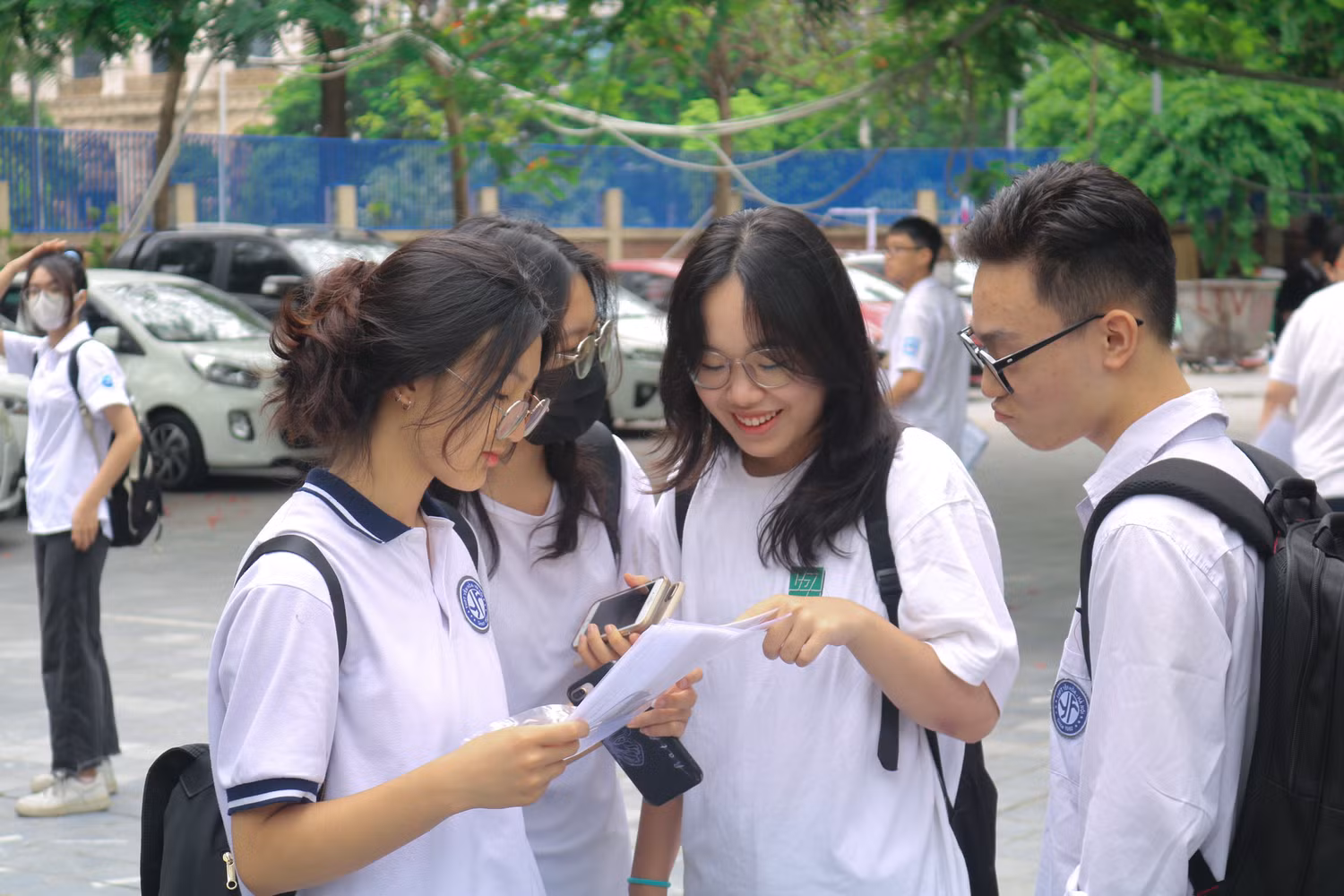 Nhiều thí sinh tỏ ra khá thoải mái và vui vẻ ở buổi làm thủ tục dự thi. Ảnh: Doãn Nhàn Nhiều thí sinh tỏ ra khá thoải mái và vui vẻ ở buổi làm thủ tục dự thi. Ảnh: Doãn Nhàn