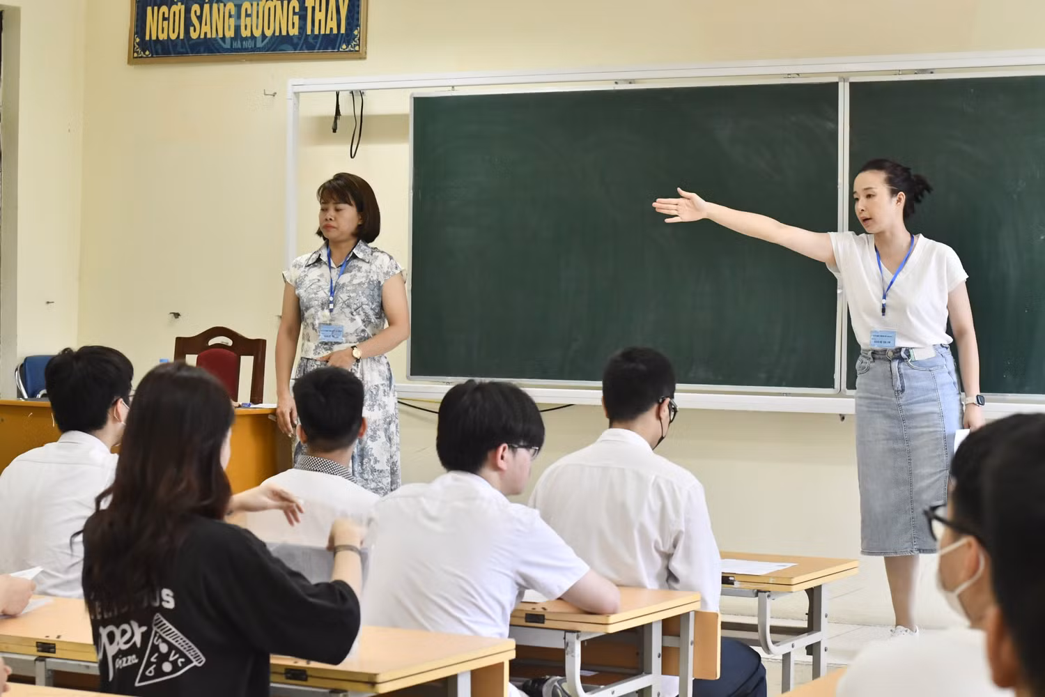 Thí sinh làm thủ tục dự thi, điểm thi Trường Trung học phổ thông Phan Huy Chú. Ảnh: Ngọc Mai Thí sinh làm thủ tục dự thi, điểm thi Trường Trung học phổ thông Phan Huy Chú. Ảnh: Ngọc Mai