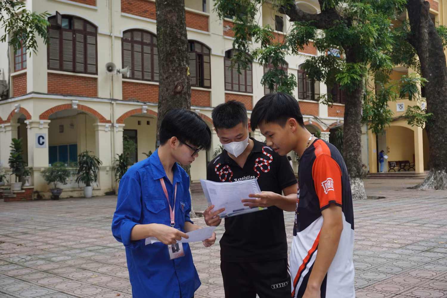 Các thí sinh có mặt tại điểm thi Trường Trung học Phan Đình Phùng từ sớm để tìm kiếm thông tin phòng thi. Ảnh: Minh Phạm Các thí sinh có mặt tại điểm thi Trường Trung học Phan Đình Phùng từ sớm để tìm kiếm thông tin phòng thi. Ảnh: Minh Phạm