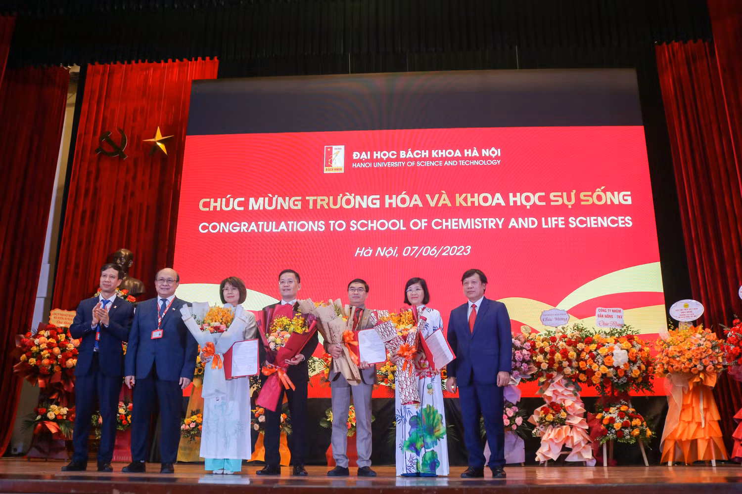 Tập thể lãnh đạo Trường Hóa và Khoa học sự sống, Đại học Bách khoa Hà Nội nhận hoa chúc mừng. Ảnh: Doãn Nhàn