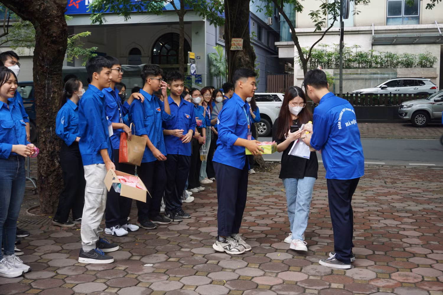 Tình nguyện viên tặng quà cho thí sinh trước khi vào làm thủ tục dự thi (điểm thi Trường Trung học phổ thông Phan Đình Phùng). Ảnh: Minh Phạm Tình nguyện viên tặng quà cho thí sinh trước khi vào làm thủ tục dự thi (điểm thi Trường Trung học phổ thông Phan Đình Phùng). Ảnh: Minh Phạm