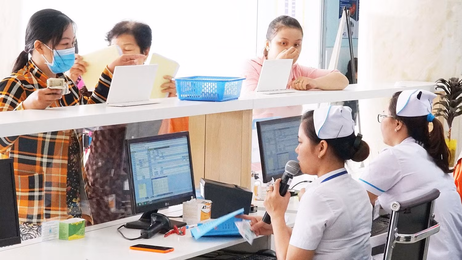 Quyền lợi của người tham gia bảo hiểm y tế luôn được đảm bảo khi đổi mã hưởng. Ảnh minh hoạ: Sài gòn giải phóng. Quyền lợi của người tham gia bảo hiểm y tế luôn được đảm bảo khi đổi mã hưởng. Ảnh minh hoạ: Sài gòn giải phóng.