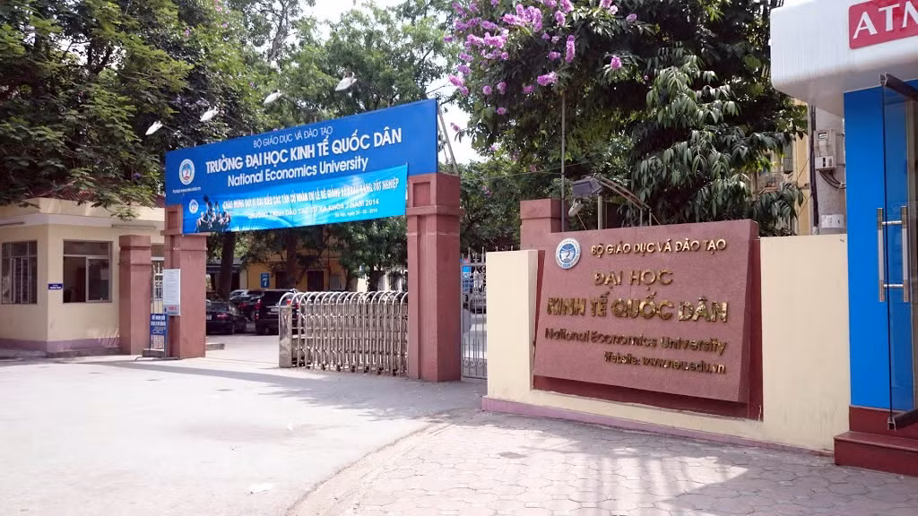 Trường đại học Kinh tế Quốc dân có thủ khoa khối D1 đến từ Sơn La nằm trong diện nghi ngờ có điểm thi cao bất thường chưa bị rà soát vì lý do Sở Giáo dục và Đào tạo Sơn La chưa gửi danh sách thí sinh được nâng điểm. Ảnh: NEU