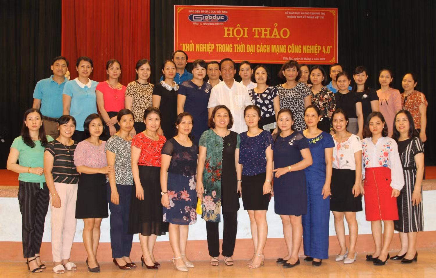 Các thầy cô giáo chụp ảnh kỷ niệm với Giáo sư Nguyễn Lân Dũng. Ảnh: Vũ Phương.