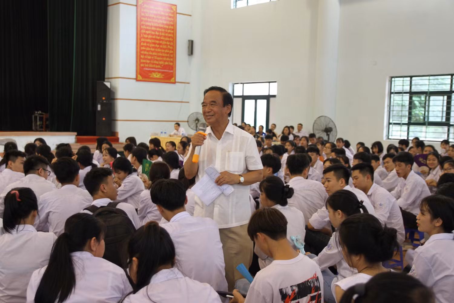 Giáo sư Nguyễn Lân Dũng đã truyền cảm hứng mạnh cho học sinh phải có ý chí, biết vươn lên trong cuộc sống, các em dám mơ ước và kiên trì, quyết tâm thực hiện sẽ thành công. Ảnh: Vũ Phương.