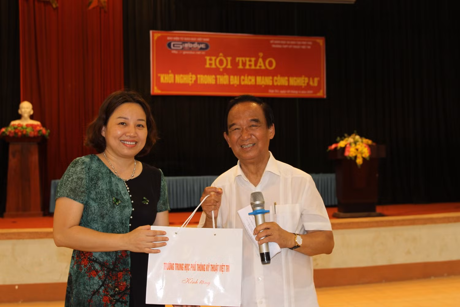 Cô Hiệu trưởng Phạm Thị Thu Huyền tặng quà, cảm ơn sâu sắc Giáo sư Nguyễn Lân Dũng về buổi nói chuyện hết sức ý nghĩa, bổ ích cho thầy và trò Trường trung học phổ thông Kỹ thuật Việt Trì. Ảnh: Vũ Phương.