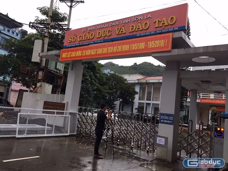 Nhiều ý kiến cho rằng, việc không công khai danh sách thí sinh được nâng điểm và được trả lại điểm thi thật là rất phi lý và không công bằng đối với những thí sinh học thật, thi thật. Ảnh: Vũ Phương. Nhiều ý kiến cho rằng, việc không công khai danh sách thí sinh được nâng điểm và được trả lại điểm thi thật là rất phi lý và không công bằng đối với những thí sinh học thật, thi thật. Ảnh: Vũ Phương.