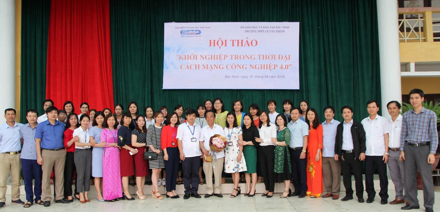 Giáo sư Nguyễn Lân Dũng chụp ảnh kỷ niệm với lãnh đạo, giáo viên, cán bộ, nhân viên Trường trung học phổ thông Lê Văn Thịnh kết thúc buổi hội thảo Khởi nghiệp trong thời kỳ cách mạng công nghiệp 4.0. Ảnh: V.P.