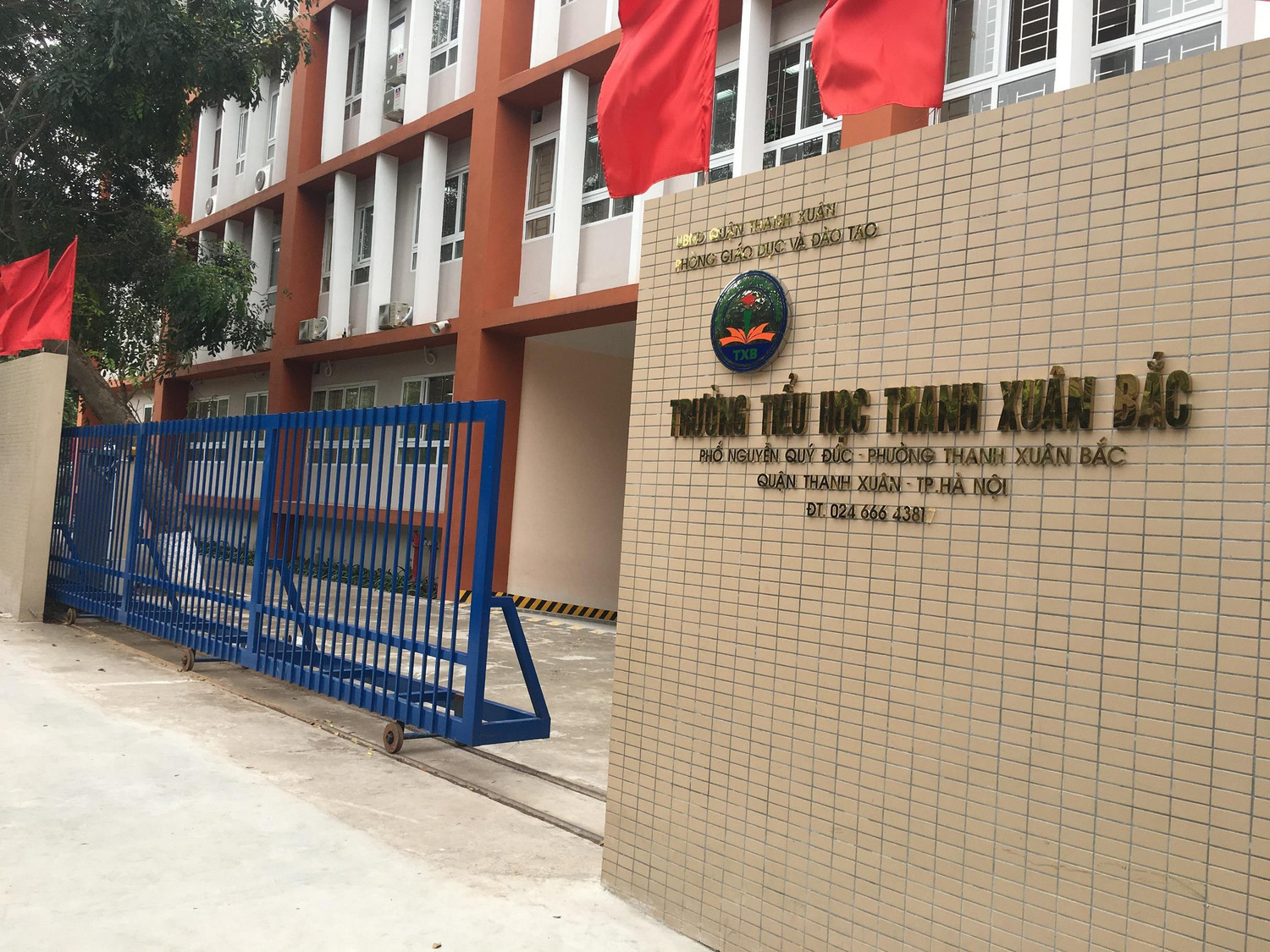 Trường Tiểu học Thanh Xuân Bắc được xây mới khang trang, hiện đại, nhưng vấn đề an toàn thực phẩm, bữa ăn bán trú tại trường khiến không ít phụ huynh lo ngại. Ảnh: Vũ Phương. Trường Tiểu học Thanh Xuân Bắc được xây mới khang trang, hiện đại, nhưng vấn đề an toàn thực phẩm, bữa ăn bán trú tại trường khiến không ít phụ huynh lo ngại. Ảnh: Vũ Phương.