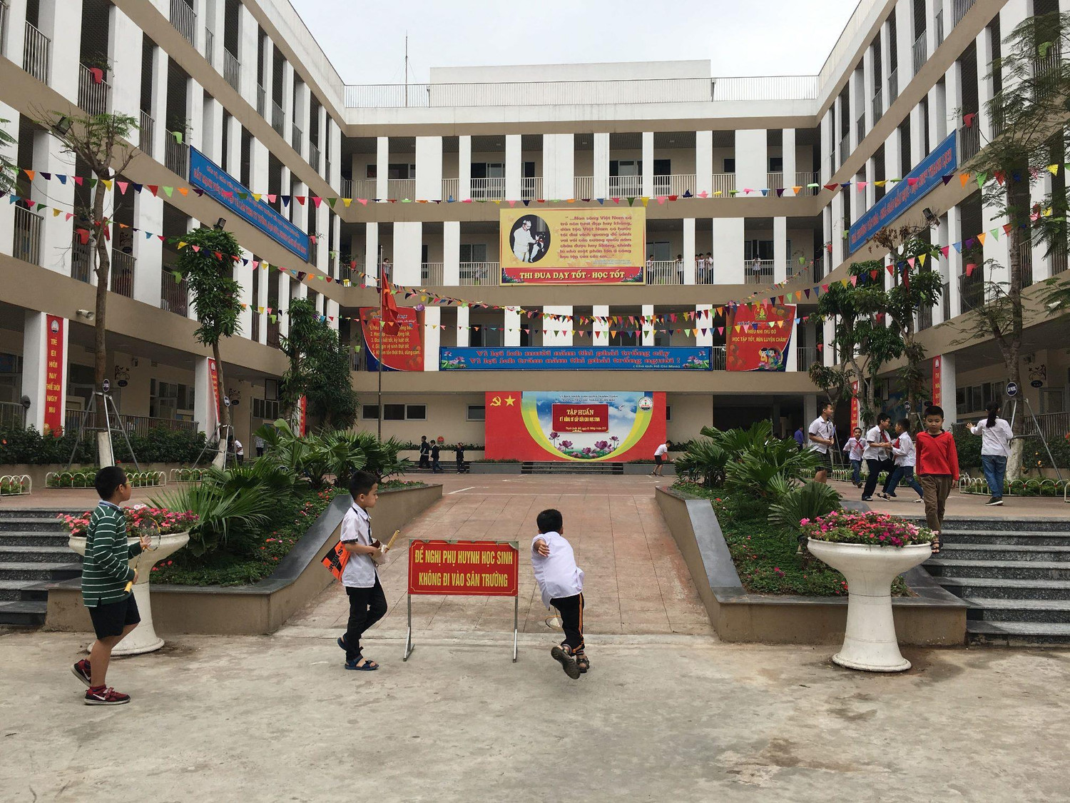 Nhiều học sinh Trường Tiểu học Thanh Xuân Bắc đi học về đến chiều tối thứ 6 ngày 29/3 bị đau bụng, đi ngoài dấu hiệu bị ngộ độc thức ăn. Phụ huynh cho rằng rất có thể do bữa ăn bán trú tại trường. Ảnh: Vũ Phương. Nhiều học sinh Trường Tiểu học Thanh Xuân Bắc đi học về đến chiều tối thứ 6 ngày 29/3 bị đau bụng, đi ngoài dấu hiệu bị ngộ độc thức ăn. Phụ huynh cho rằng rất có thể do bữa ăn bán trú tại trường. Ảnh: Vũ Phương.