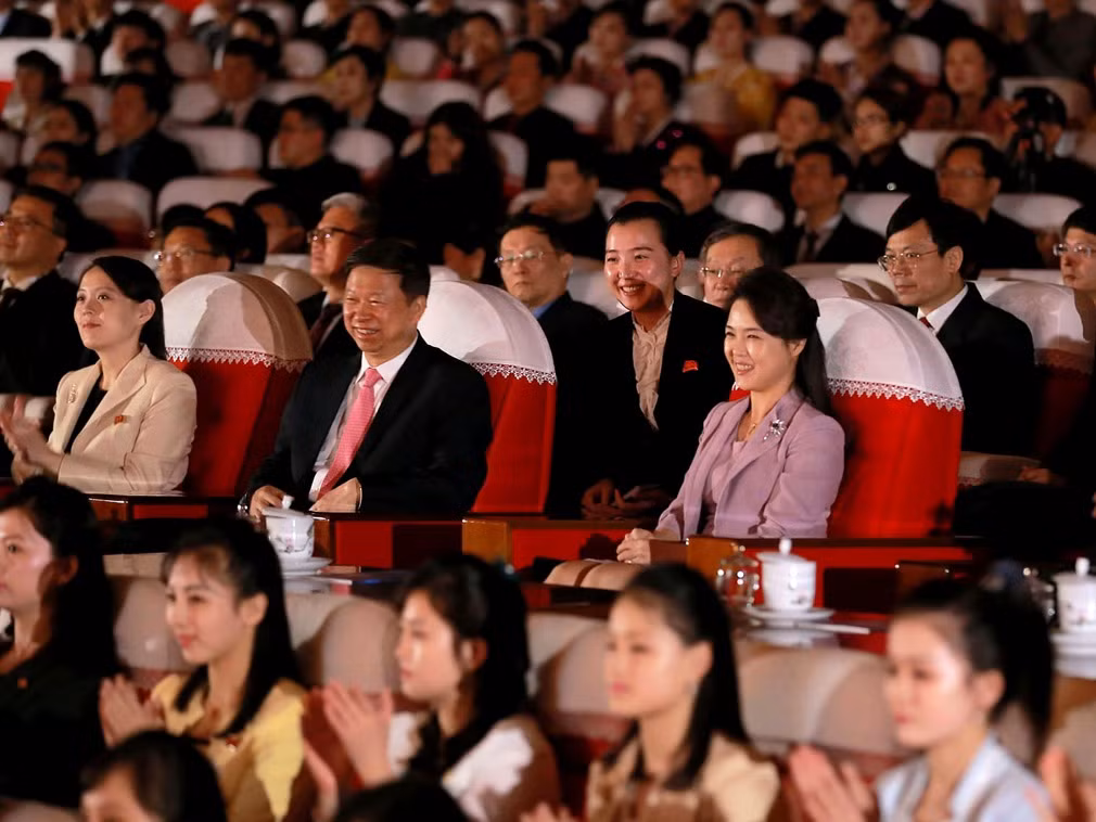 Em gái và vợ ông Kim Jong-un cùng đặc sứ Trung Quốc Tống Đào xem văn nghệ. Đệ nhất phu nhân Triều Tiên một mình tham gia sự kiện đối ngoại quan trọng dường như là điều chưa từng có tiền lệ. Ảnh: VCG.