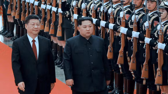 Chủ tịch Trung Quốc Tập Cận Bình đón tiếp nhà lãnh đạo Triều Tiên Kim Jong-un, ảnh: KCNA / Reuters / Nikkei Asia Review.