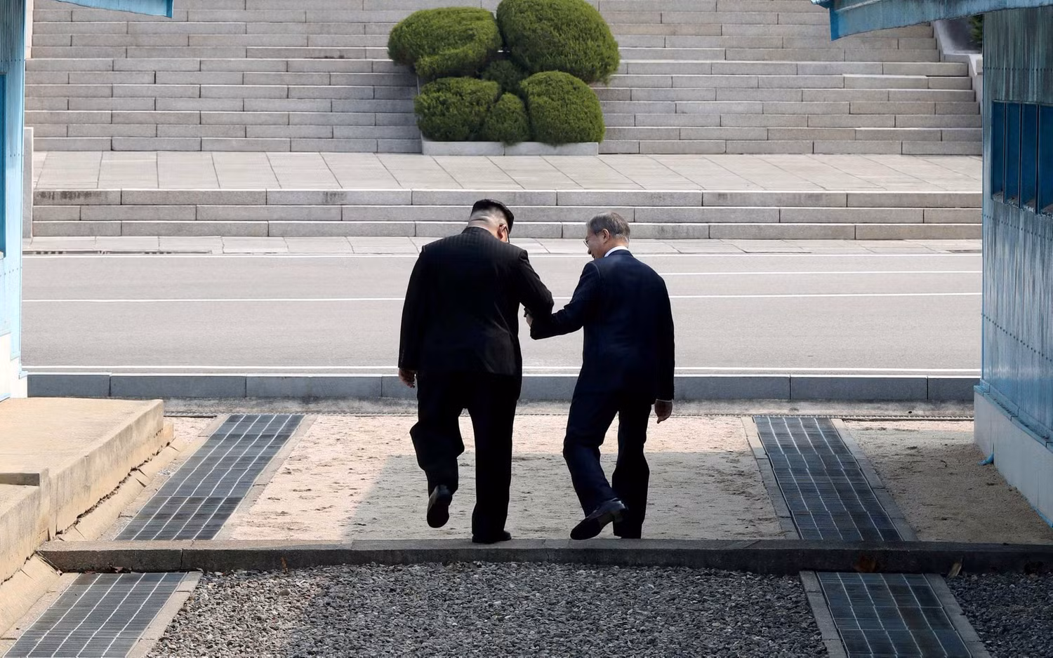 Lãnh đạo hai miền Triều Tiên bắt đầu cuộc "vượt biên lịch sử". Ảnh: The Telegraph.co.uk / Reuters. Lãnh đạo hai miền Triều Tiên bắt đầu cuộc "vượt biên lịch sử". Ảnh: The Telegraph.co.uk / Reuters.