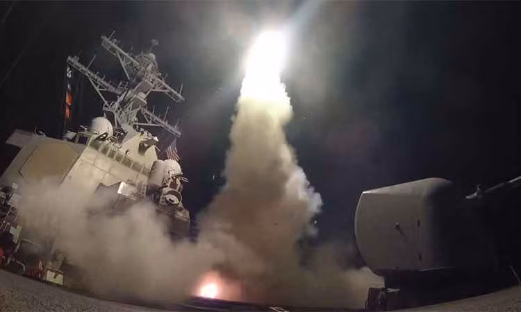 Tên lửa hành trình Mỹ tấn công Syria tháng Tư năm ngoái ngay lúc ông Donald Trump đón ông Tập Cận Bình đến thăm. Ảnh: The Telegraph.