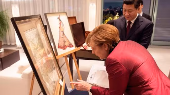 Ngày 28/3/2014, Thủ tướng Đức Angela Merkel tặng Chủ tịch Trung Quốc Tập Cận Bình tấm bản đồ mô tả lãnh thổ Trung Quốc thời Khang Hy nhà Thanh, biên giới cực Nam chỉ đến đảo Hải Nam, hoàn toàn không có đường đứt đoạn, càng không có 2 quần đảo Hoàng Sa và Trường Sa (thuộc chủ quyền Việt Nam). Ảnh: antipodefoundation.org. Ngày 28/3/2014, Thủ tướng Đức Angela Merkel tặng Chủ tịch Trung Quốc Tập Cận Bình tấm bản đồ mô tả lãnh thổ Trung Quốc thời Khang Hy nhà Thanh, biên giới cực Nam chỉ đến đảo Hải Nam, hoàn toàn không có đường đứt đoạn, càng không có 2 quần đảo Hoàng Sa và Trường Sa (thuộc chủ quyền Việt Nam). Ảnh: antipodefoundation.org.
