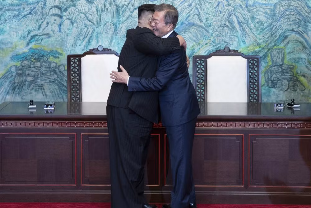 Khoảnh khắc Tổng thống Moon Jae-in ôm lấy ông Kim Jong-un có lẽ là do cảm xúc nhiều hơn là "kịch bản", lãnh đạo Triều Tiên cũng đã ngầm cam kết không để Tổng thống Hàn Quốc phải dậy sớm bất thình lình vì những vụ phóng tên lửa. Ảnh: dwnews.com. Khoảnh khắc Tổng thống Moon Jae-in ôm lấy ông Kim Jong-un có lẽ là do cảm xúc nhiều hơn là "kịch bản", lãnh đạo Triều Tiên cũng đã ngầm cam kết không để Tổng thống Hàn Quốc phải dậy sớm bất thình lình vì những vụ phóng tên lửa. Ảnh: dwnews.com.