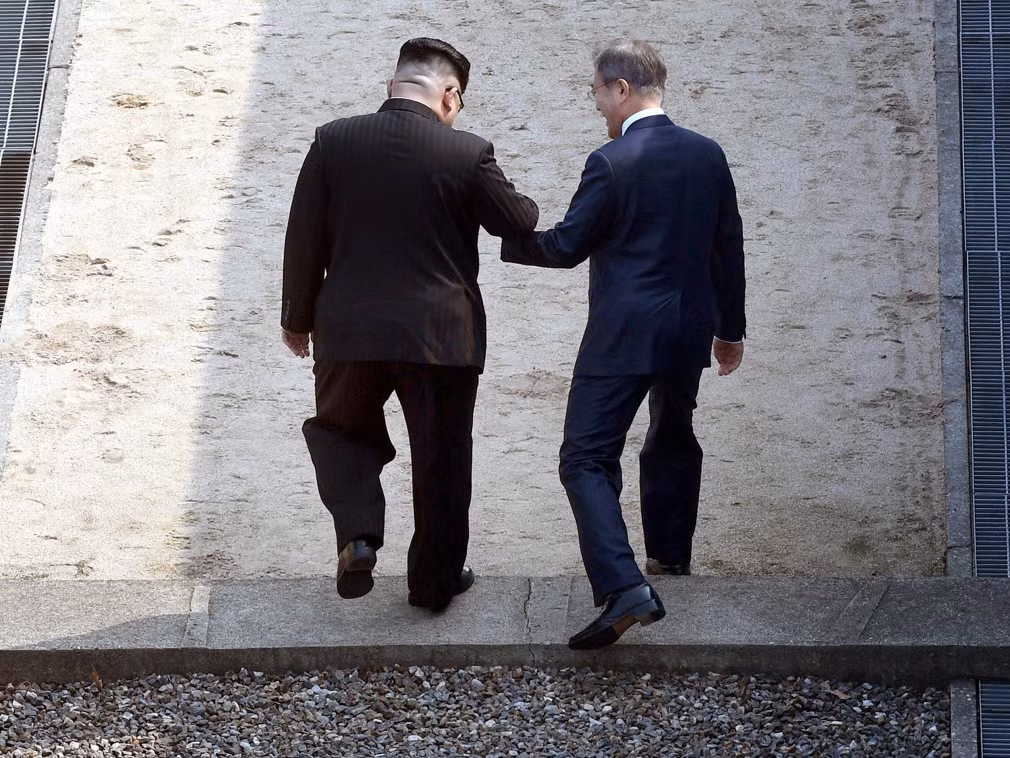 Khoảnh khắc nhà lãnh đạo Kim Jong-un đưa Tổng thống Hàn Quốc "thăm Triều Tiên, lên miền Bắc", ảnh: dwnews.com. Khoảnh khắc nhà lãnh đạo Kim Jong-un đưa Tổng thống Hàn Quốc "thăm Triều Tiên, lên miền Bắc", ảnh: dwnews.com.
