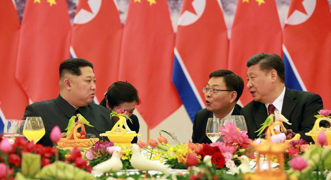 Chủ tịch Trung Quốc Tập Cận Bình đã dành cho nhà lãnh đạo Triều Tiên Kim Jong-un cuộc đón tiếp trọng thị chưa từng thấy, nhưng vẫn thiếu vắng một "cái ôm đồng chí", ảnh: KCNA.