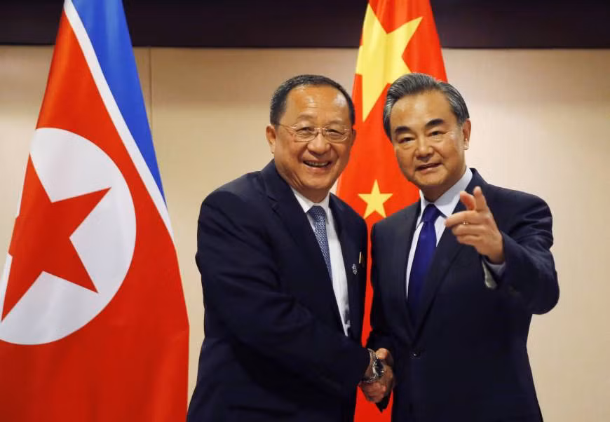 Ngoại trưởng Triều Tiên Ri Yong-ho và Ngoại trưởng Trung Quốc Vương Nghị, ảnh: The Japan Times.
