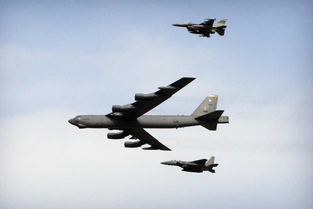 Máy bay ném bom B-52 (giữa), hình minh họa: AP. Máy bay ném bom B-52 (giữa), hình minh họa: AP.