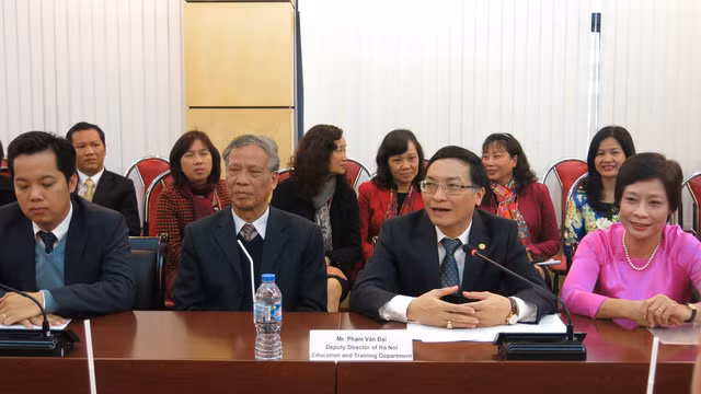 Phó giám đốc Sở Giáo dục và Đào tạo Ha Nội Phạm Văn Đại chia sẻ sự hợp tác giữa Thủ đô Amsterdam và Thủ đô Hà Nội. Ảnh: VTV.vn.