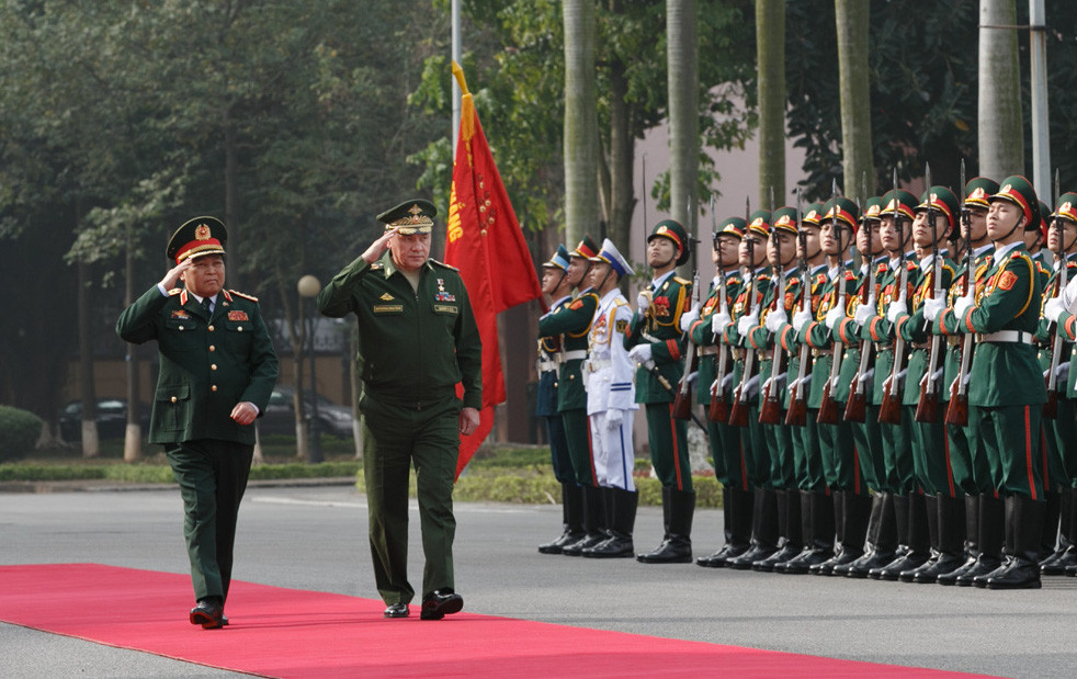 Bộ trưởng Quốc phòng Ngô Xuân Lịch cùng Bộ trưởng Quốc phòng Nga Sergei Shoigu duyệt đội danh dự trong chuyến thăm Việt Nam tháng Giêng 2018, ảnh: Wikipedia. Bộ trưởng Quốc phòng Ngô Xuân Lịch cùng Bộ trưởng Quốc phòng Nga Sergei Shoigu duyệt đội danh dự trong chuyến thăm Việt Nam tháng Giêng 2018, ảnh: Wikipedia.