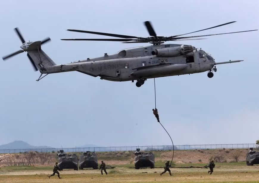 Lữ đoàn thủy quân lục chiến phản ứng nhanh Nhật Bản diễn tập ngày 7/4. ảnh: The Japan Times.
