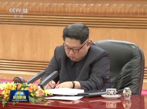 Cảnh quay của đài truyền hình Trung ương Trung Quốc khiến người xem có cảm giác ông Kim Jong-un giống như một "học trò" trước Tập Cận Bình, ảnh: Nikkei Asia Review.