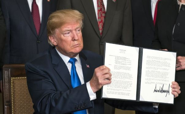 Tổng thống Hoa Kỳ Donald Trump đưa ra một bản ghi nhớ mà Nhà Trắng gọi là "sự xâm lược kinh tế của Trung Quốc", ảnh: EPA / SCMP.