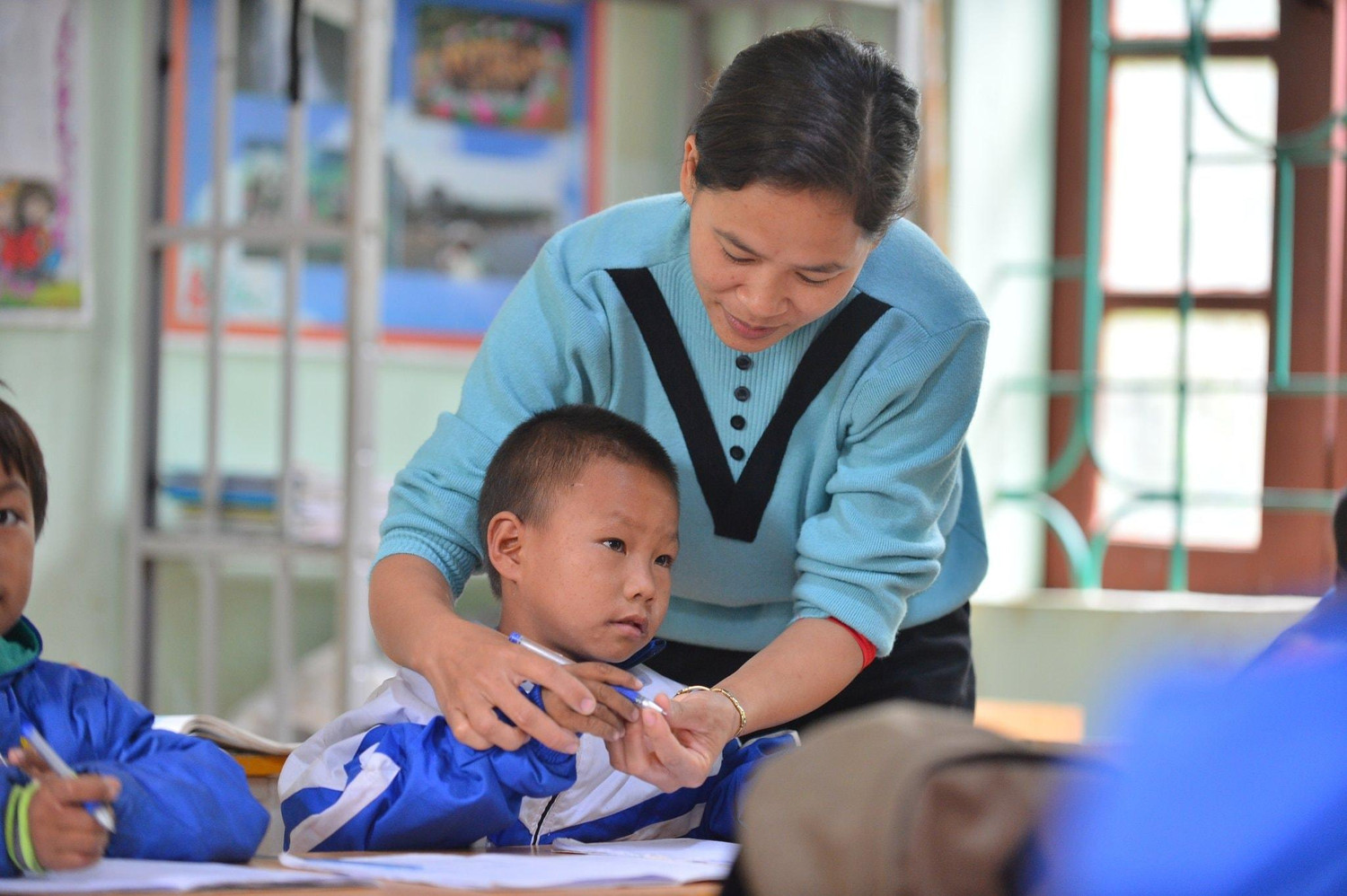 Ít được về nhà, cô Khuyên coi học sinh nơi đây như những đứa con, đứa cháu trong gia đình mình. Ảnh: NVCC