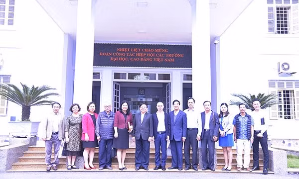 Hai bên cùng chụp ảnh lưu niệm.