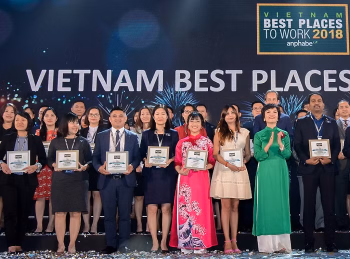 Bà Lê Mai Lan – Phó Chủ Tịch Tập đoàn Vingroup (áo dài hồng) nhận vinh danh Top 100 Nơi làm việc tốt nhất Việt Nam với 4 vị trí đầu ngành thuộc về các thương hiệu: Vinhomes, Vinpearl, Vinmec và Vincommerce. Bà Lê Mai Lan – Phó Chủ Tịch Tập đoàn Vingroup (áo dài hồng) nhận vinh danh Top 100 Nơi làm việc tốt nhất Việt Nam với 4 vị trí đầu ngành thuộc về các thương hiệu: Vinhomes, Vinpearl, Vinmec và Vincommerce.