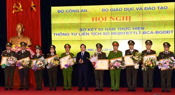 Bộ trưởng Phùng Xuân Nhạ tặng Bằng khen cho các đơn vị của Bộ Công an. Bộ trưởng Phùng Xuân Nhạ tặng Bằng khen cho các đơn vị của Bộ Công an.