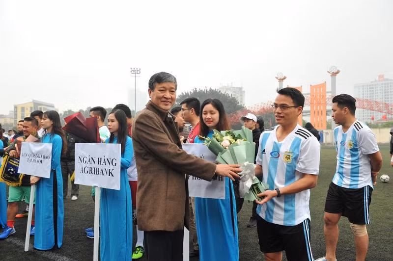 Ông Nguyễn Anh Dũng – Tổng Biên tập Báo Xây dựng tặng hoa cho các đội bóng tham dự giải đấu.