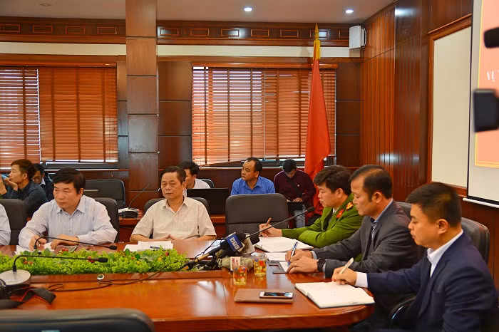 Phó Chủ tịch huyện Việt Yên tại buổi họp báo nói: “vụ việc chưa hoàn toàn kết thúc ở đây, chúng tôi sẽ tiếp tục điều tra sâu hơn và sẽ có xử lý sai phạm đạo đức nhà giáo, vi phạm về kỷ luật hành chính của thầy giáo D.T.M”. (Ảnh: Công Tiến). Phó Chủ tịch huyện Việt Yên tại buổi họp báo nói: “vụ việc chưa hoàn toàn kết thúc ở đây, chúng tôi sẽ tiếp tục điều tra sâu hơn và sẽ có xử lý sai phạm đạo đức nhà giáo, vi phạm về kỷ luật hành chính của thầy giáo D.T.M”. (Ảnh: Công Tiến).