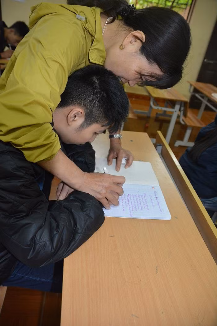 Cô giáo Lê Thị Hòa và nhiều cô giáo khác của lớp học tình thương ở chùa Hương Lan cứ mỗi cuối tuần lại tới lớp dạy văn hóa, dạy làm người cho các em “học sinh đặc biệt” hoàn toàn miễn phí. Ảnh: Công Tiến. Cô giáo Lê Thị Hòa và nhiều cô giáo khác của lớp học tình thương ở chùa Hương Lan cứ mỗi cuối tuần lại tới lớp dạy văn hóa, dạy làm người cho các em “học sinh đặc biệt” hoàn toàn miễn phí. Ảnh: Công Tiến.