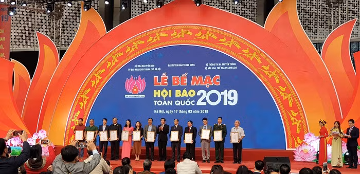 Báo Nhà báo và Công luận nhận giải Bìa báo Tết đẹp. Báo Nhà báo và Công luận nhận giải Bìa báo Tết đẹp.