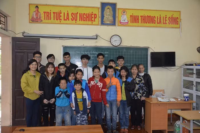 Lớp học tình thương ở chùa Hương Lan luôn dành được sự quan tâm dạy bảo của nhiều cô giáo dù đã nghỉ hưu và các bạn sinh viên tình nguyện trợ giảng. Ảnh: Công Tiến. Lớp học tình thương ở chùa Hương Lan luôn dành được sự quan tâm dạy bảo của nhiều cô giáo dù đã nghỉ hưu và các bạn sinh viên tình nguyện trợ giảng. Ảnh: Công Tiến.