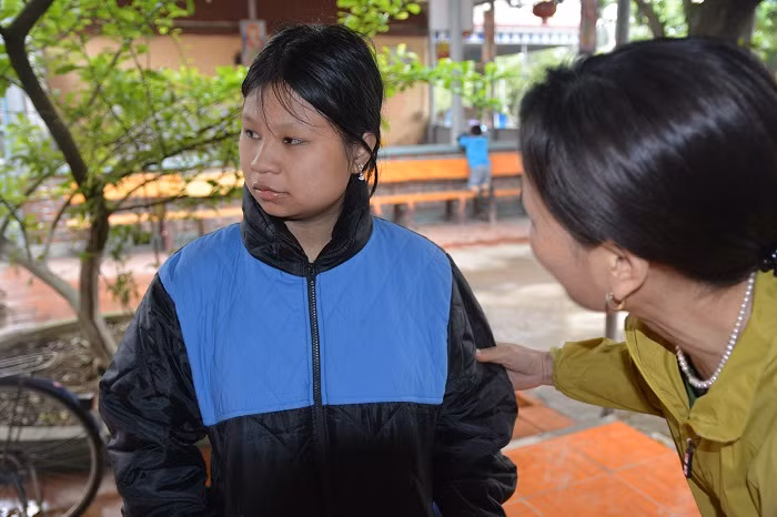 Em học sinh này dù đã lớn nhưng không hề có ý thức, sau một thời gian học tập ở lớp thì em đã biết đọc và biết viết. Ảnh: Công Tiến Em học sinh này dù đã lớn nhưng không hề có ý thức, sau một thời gian học tập ở lớp thì em đã biết đọc và biết viết. Ảnh: Công Tiến
