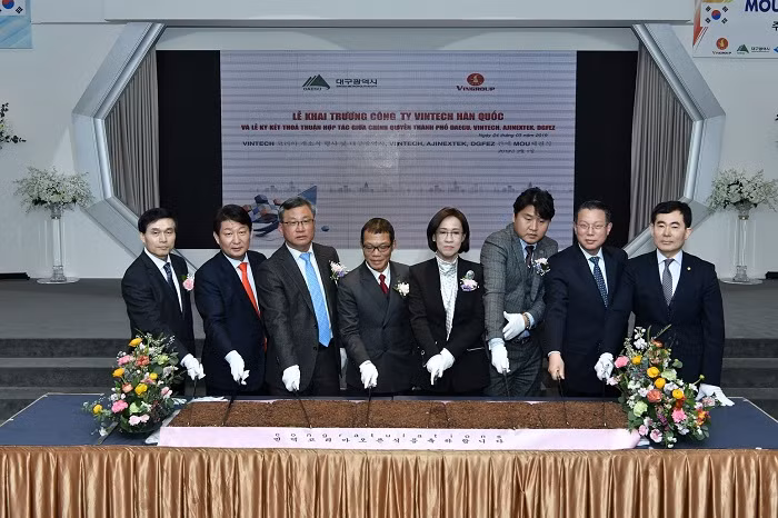 Lãnh đạo Tập đoàn Vingroup cùng các vị quan khách cắt bánh chính thức khai trương văn phòng đầu tiên tại nước ngoài. Lãnh đạo Tập đoàn Vingroup cùng các vị quan khách cắt bánh chính thức khai trương văn phòng đầu tiên tại nước ngoài.
