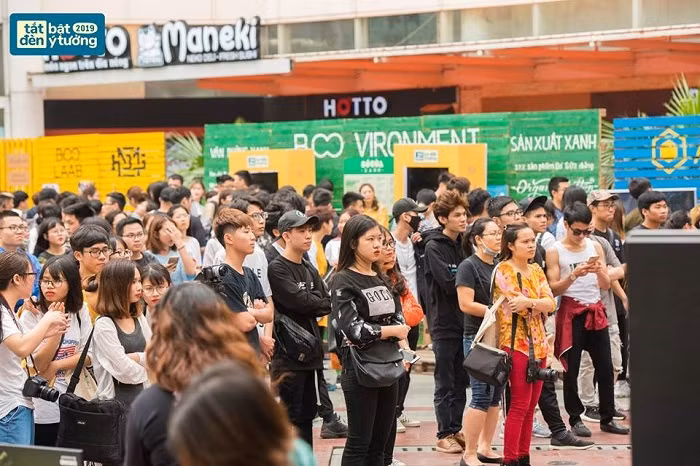 Lễ hội Tắt đèn 2019 thu hút đông đảo bạn trẻ cùng tham gia. Lễ hội Tắt đèn 2019 thu hút đông đảo bạn trẻ cùng tham gia.